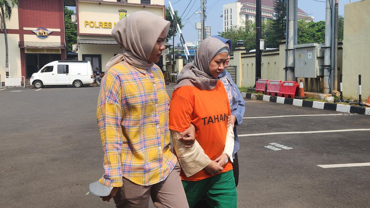 Tersangka kekerasan anak, Meita Irianty saat dibawa ke Polres Metro Depok.