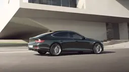 Simple namun elegan, itulah kesan yang terlihat dari sisi sampingnya. Mobil ini memiliki tarikan garis yang memiliki karakter yang elegan dan dinamis. dengan sedikit sentuhan chrome yang mengelilingi jendelanya mobil ini terlihat elegan. (Source: genesis.com)