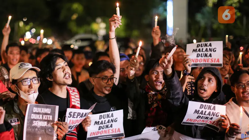 Foto: Ikut Berduka, Sejumlah Kelompok Suporter Gelar Aksi Belasungkawa atas Insiden di Stadion Kanjuruhan