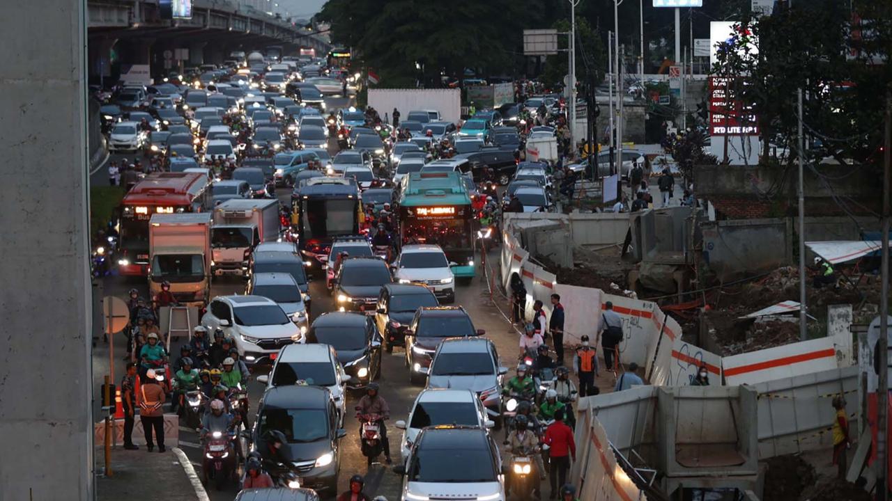 FOTO: Macet Horor di TB Simatupang, Gubernur DKI Ultimatum Proyek Galian Rampung Oktober