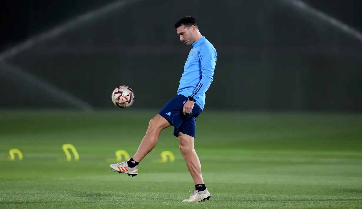 <p>Pelatih Argentina, Lionel Scaloni mengontrol bola saat sesi latihan di Doha, Qatar, Senin, 12 Desember 2022. Argentina dan Kroasia bertemu sebanyak lima kali pada laga persahabatan dan Piala Dunia. (AP Photo/Natacha Pisarenko)</p>