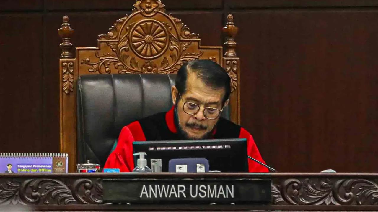 Dalam sidang tersebut, Mahkamah Konstitusi (MK) menolak gugatan uji materi terhadap Pasal 15 Ayat 2 huruf d Undang-Undang Nomor 7 Tahun 2020 tentang MK atau UU MK.<br>
