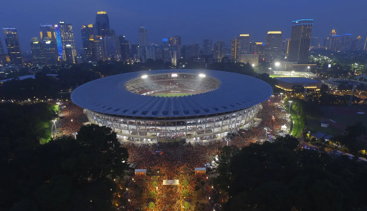Suasana suporter Persija Jakarta, The Jakmania, saat memadati area Senayan, Jakarta, Minggu (9/12). Persija melakoni laga terakhir Liga 1 melawan Mitra Kukar. (Bola.com/Muhammad Husni)