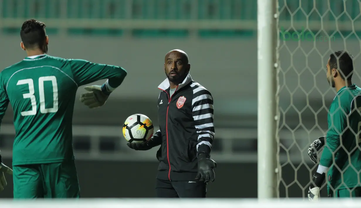 Pelatih kiper Bahrain memberikan arahan singkat saat uji coba lapangan di Stadion Pakansari, Bogor, (26/4/2018). Bahrain tampil dengan pemain muda pada PSSI Anniversarry Cup 2018 . (Bola.com/Nick Hanoatubun)