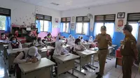 Wali Kota Tangerang Arief R Wismansyah meninjau penerapan prokes saat PTM 100 persen di wilayahnya. (Liputan6.com/Pramita Trsitiawati)