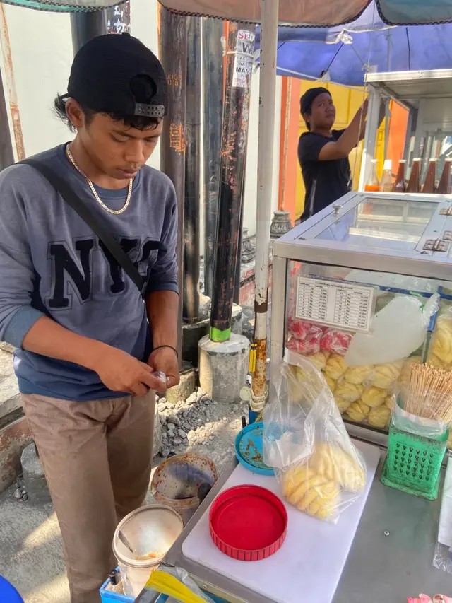 Usaha Gerobak Buah Segar Lotis AA Kutudukuh Naik Kelas lewat QRIS BRI