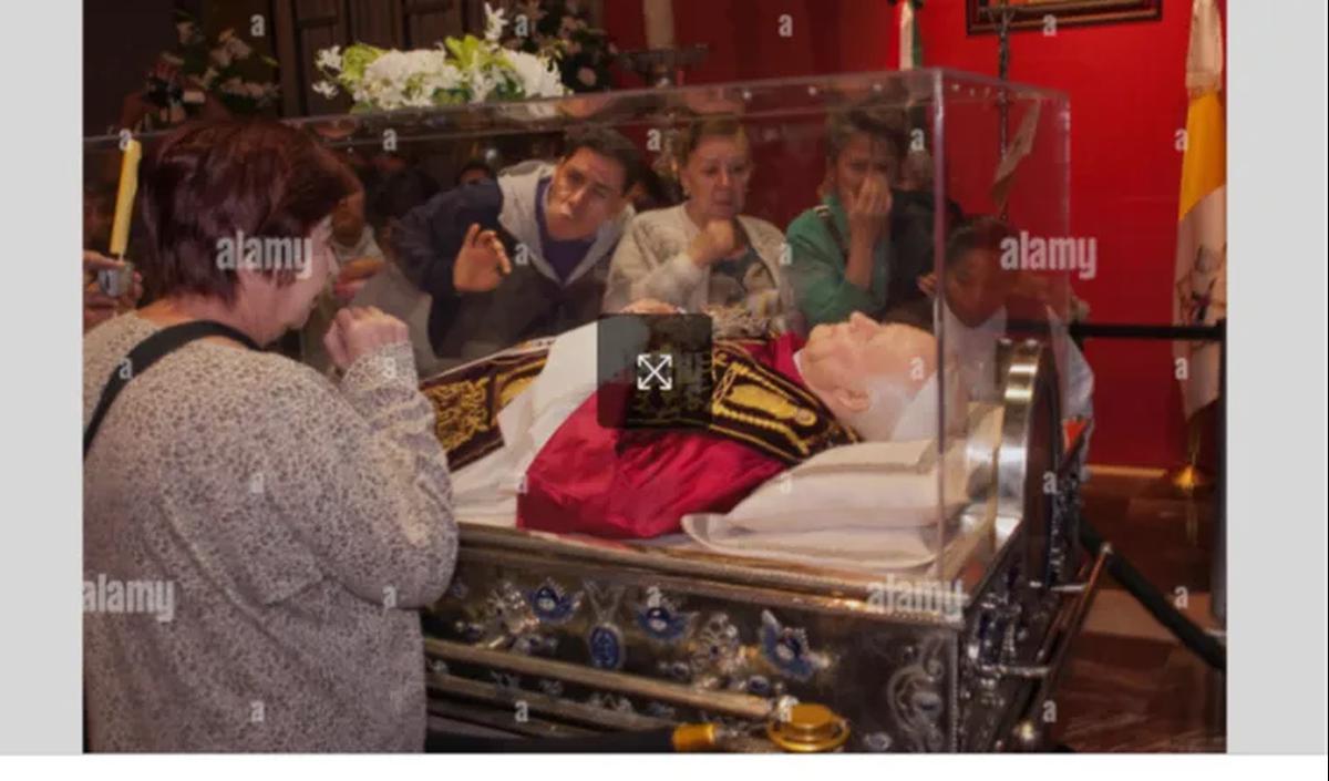 Foto patung lilin Paus diunggah di situs stok foto Alamy, dijepret oleh Keith Dannemiller, wartawan foto di Kota Meksiko, tertanggal 25 Agustus 2011. gambar itu diambil di Basilika Guadalupe, di Kota Meksiko.