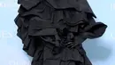Atau penampilan megah Halima Aden di foto ini. Ia mengenakan outfit dengan aksen tumpuk yang dramatis, berwarna hitam. [Foto: Instagram/halima]