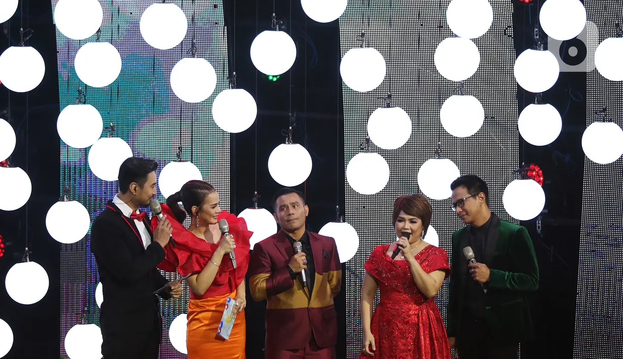 Sejumlah pengisi acara memeriahkan "Christmas Concert The Greatest Love" di Studio 6 Emtek City, Daan Mogot, Jakarta, Kamis (19/12/2019). Selain Agnez Mo, beberapa penyanyi ternama di Indonesia juga mengisi acara tersebut antara lain, Delon, Joy Tobing, Judika dan Nikita . (Liputan6.com/Johan Tallo)