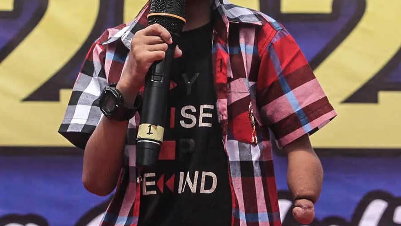 Salah satu anak penyandang disabilitas menunjukkan bakat menyanyinya acara tersebut.