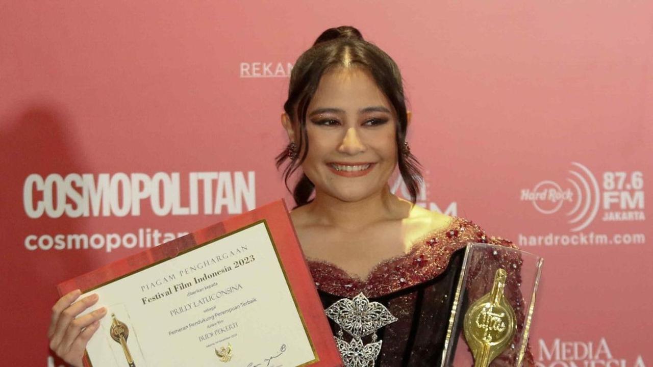 Aktris Prilly Latuconsina berpose memegang piala seusai menerima Anugerah Festival Film Indonesia (FFI) 2023 kategori Pemeran Pendukung Wanita Terbaik di Ciputra Artpreneur, Jakarta, Selasa (14/11/2023).