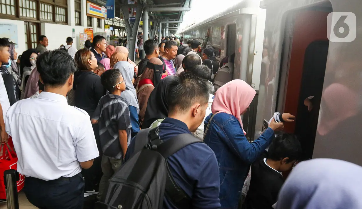 PT Kereta Api Indonesia (KAI) mencatat sebanyak 20.856 orang pemudik berangkat dari Stasiun Gambir pada H-5 Lebaran atau 26 Maret 2025. (Liputan6.com/Herman Zakharia)