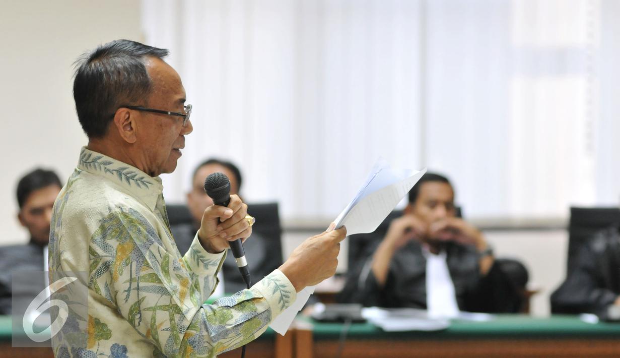 Jero Wacik membacakan berkas saat sidang perdana di Pengadilan Tipikor, Jakarta, Selasa (22/9/2015). Jero didakwa menerima uang gratifikasi Rp349 juta untuk biaya ulang tahun di hotel Darmawangsa saat menjabat Menteri ESDM. (Liputan6.com/Andrian M Tunay)
