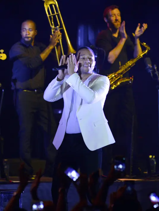 Kemunculan John Legend di panggung konser '1989 World Tour' merupakan sebuah kejutan bagi para fans. Taylor mengungkapkan di akun twitter-nya bahwa kolaborasi mereka mendadak. (Bintang/EPA)