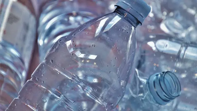 Ilustrasi Botol Plastik