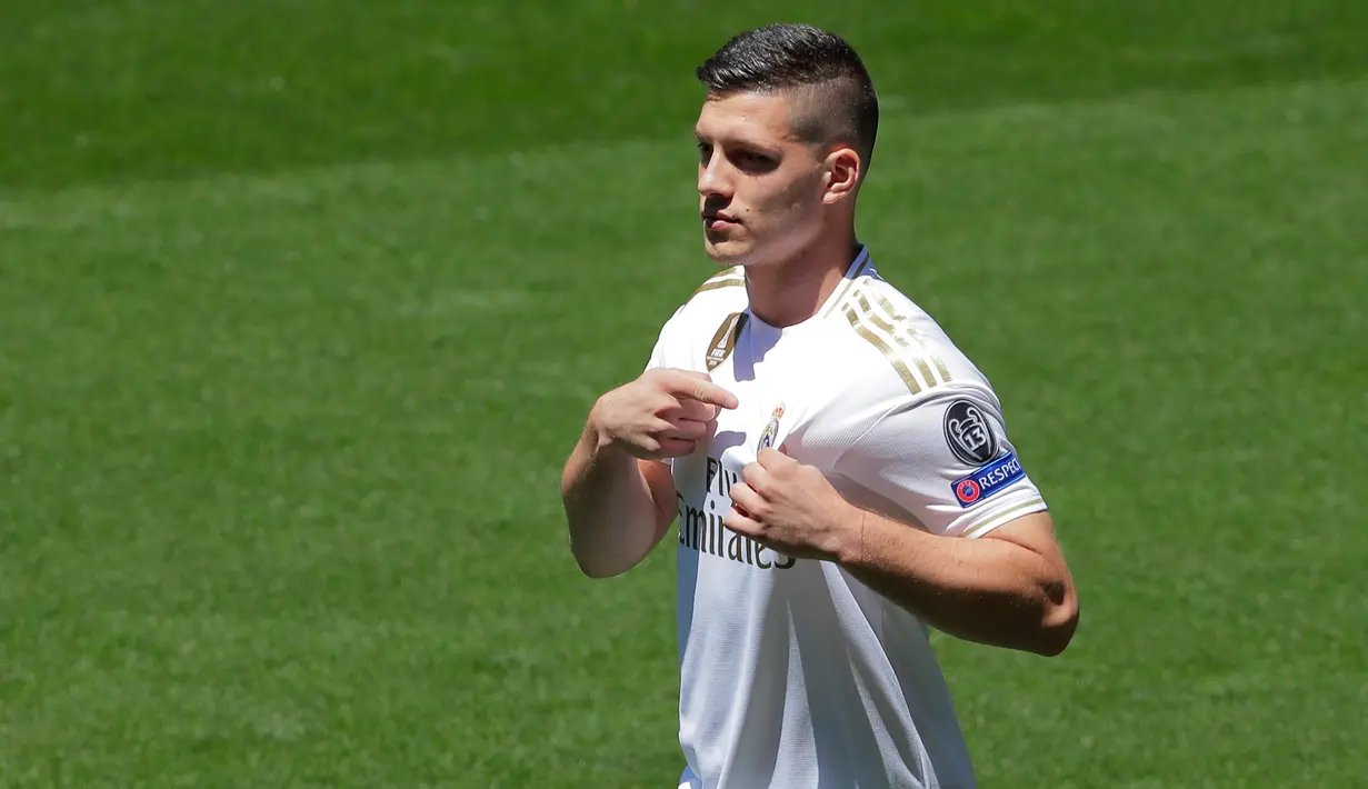 Pemain baru Real Madrid, Luka Jovic menunjukkan logo klub barunya di lapangan Santiago Bernabeu, Madrid, Spanyol (12/6/2019). Luka Jovic menjadi rekrutan kedua Real Madrid pada bursa transfer musim panas ini. (AP Photo/Manu Fernandez)