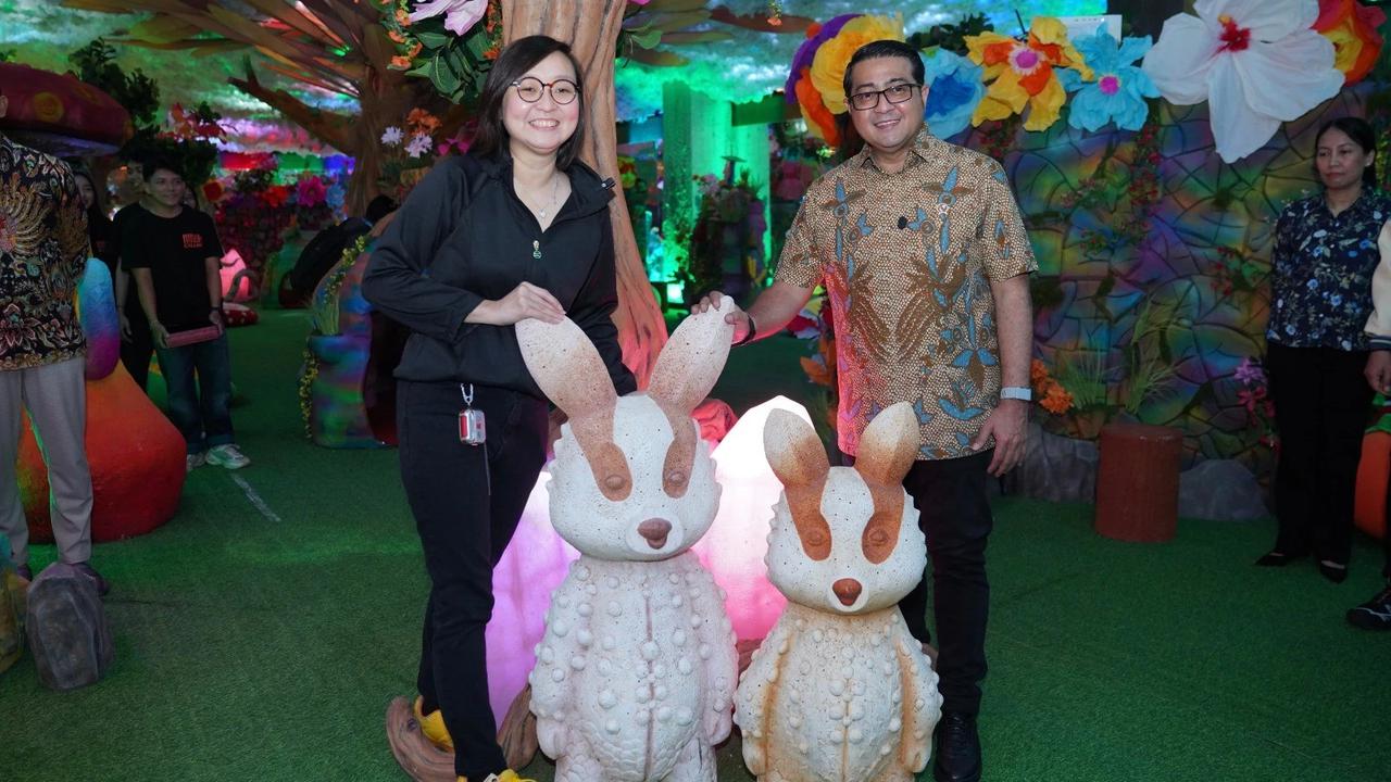 Menteri Ekonomi Kreatif, Teuku Riefky Harsya bersama Wakil Menteri Ekonomi Kreatif, Irene Umar mengunjungi pameran Pipilaka Calling di Sarinah Thamrin