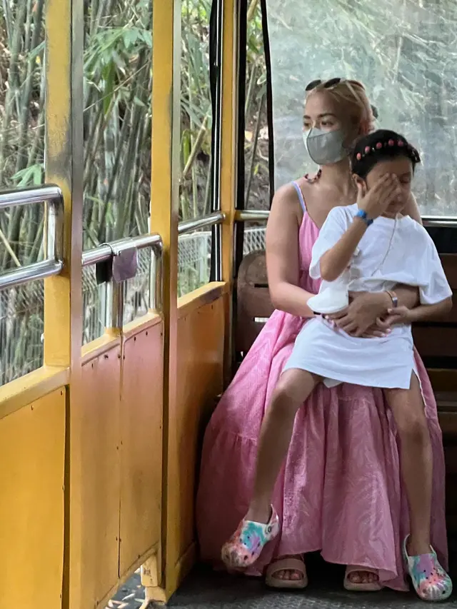 Jadi Single Mom, Ini 6 Potret Joana Alexandra dan Anak Liburan Ke Kebun Binatang