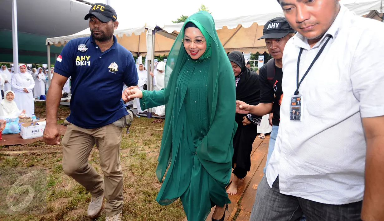 Cawagub DKI Jakarta, Sylviana Murni (tengah) saat menghadiri Doa Bersama Untuk Satukan Umat Jakarta di Lapangan Blok S, Jakarta, Kamis (9/2). Tabliq akbar juga dihadiri cawagub DKI Jakarta Sylviana Murni. (Liputan6.com/Helmi Fithriansyah)