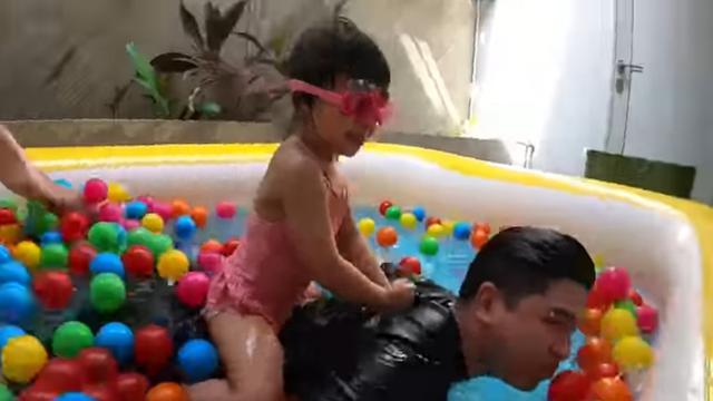 5 Potret Aktivitas Nastusha, Anak Glenn Alinskie dan Chelsea Saat 'Di Rumah Aja'