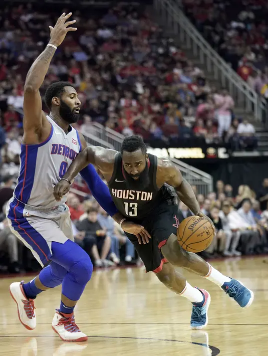 Pemain Houston Rockets, James Harden (13) mencoba melewati adangan pemain Detroit Pistons, Andre Drummond (0) pada laga NBA basketball game, di Toyota Center, Houston, (22/3/2018). Rockets menang 100-96. (AP/David J. Phillip)