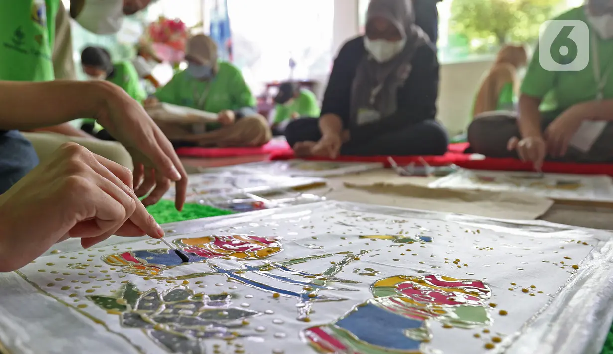 Kegiatan pelatihan membatik Betawi untuk penyandang disabilitas di aula Gedung Balai Pustaka, Matraman, Jakarta, Rabu (25/8/2021). Sebelum membatik, para peserta diswab antigen terlebih dulu oleh petugas kesehatan. (Liputan6.com/Herman Zakharia)