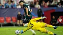 Sevilla sendiri sempat memperkecil skor berkat gol Nemanja Gudelj. (AP Photo/Jose Breton)