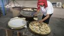Pekerja menyelesaikan pembuatan kue bulan di Industri Rumahan Kue Bulan Putri Lauw, Pondok Sentul, Ciater, Tangerang Selatan, Selasa (10/11/2020). Pada masa pandemi sekarang, produksi kue tradisional khas Tionghoa tersebut menurun sesuai pesanan pembeli. (merdeka.com/Dwi Narwoko)
