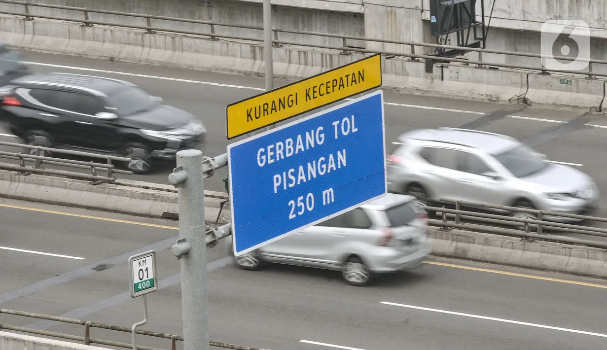 Kendaraan melintasi papan rambu GT Pisangan, Jatinegara, Jakarta Timur, Senin (15/3/2021). GT Pisangan diharapkan membentuk sistem jaringan interkonektivitas jalan tol baru serta memudahkan jarak tempuh bagi masyarakat, khususnya masyarakat dari Bekasi dan sekitarnya. (merdeka.com/Iqbal S. Nugroho)