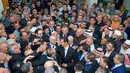 Presiden Suriah, Bashar al-Assad bersalaman dengan para pendukungnya usai melaksanakan salat Idul Adha di Masjid Agung Qara, di wilayah Qalamoun di pinggiran ibukota Suriah Damaskus (1/9). (AFP Photo/Sana/Handout)