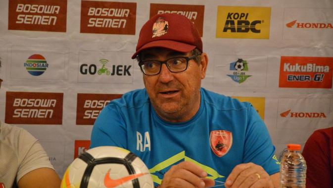 Pelatih PSM Makassar, Robert Alberts. (Bola.com/Abdi Satria)