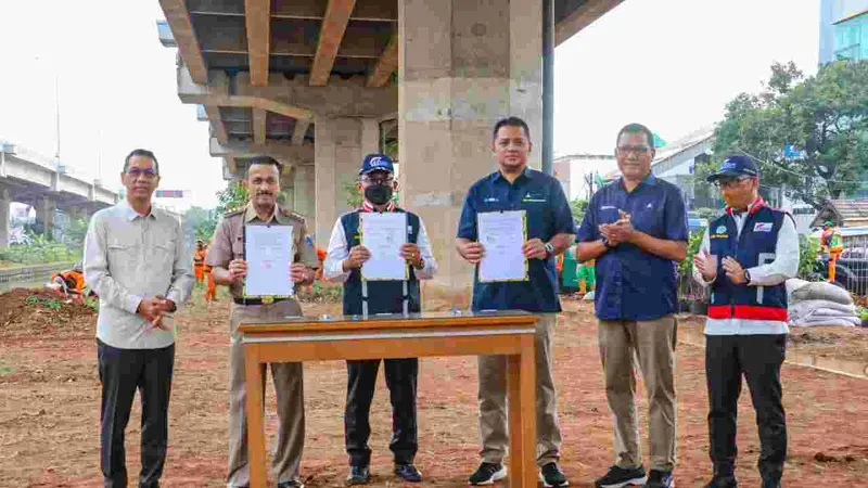 Pj Gubernur DKI Jakarta menghadiri kegiatan kerja bakti serta menyaksikan penandatanganan MoU soal penataan lahan kolong di Tol Becakayu.