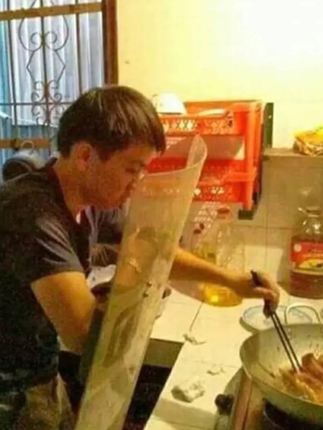 6 Potret Kocak Saat Cowok Masak di Dapur, Ngakak tapi Kreatif
