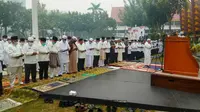 Wali Kota Pekanbaru Dr Firdaus saat mengikuti Salat Istisqa agar kabut asap hilang dan kebakaran lahan padam. (Liputan6.com/M Syukur)