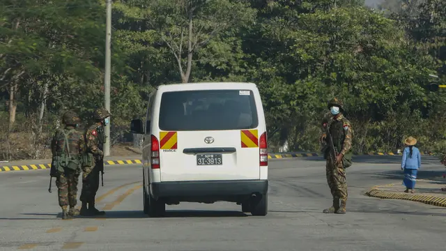 Militer Myanmar Kerahkan Kendaraan Lapis Baja Blokir Jalan Menuju Gedung Parlemen