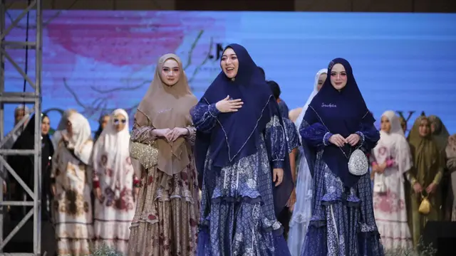 Suasana peragaan busana koleksi Alhambra dari desainer Cynthia Mahendra lini busana Jawhara Syari. (Foto: Dok. Tim Cynthia Mahendra)