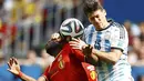 Penyerang Timnas Belgia, Divock Origi (kiri), berebut bola dengan pemain belakang Argentina, Martin Demichelis, di laga perempat final Piala Dunia 2014 di Stadion Nasional Brasilia, (5/7/2014). (REUTERS/Dominic Ebenbichler) 
