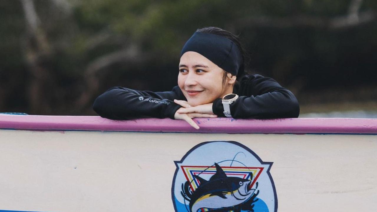 Ada juga yang salfok dengan penampilan Prilly. Meski berada di bawah terik matahari, penampilan Prilly tetap cantik dan bening.<br>