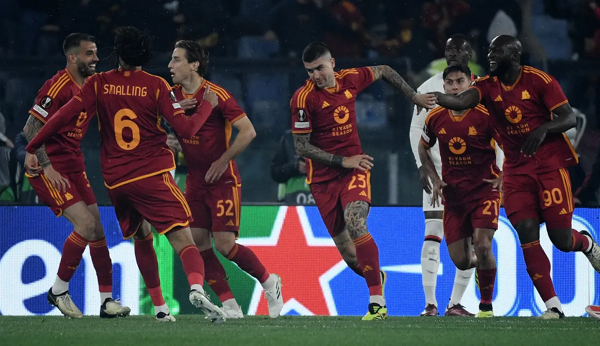 Bek AS Roma #23 Gianluca Mancini melakukan selebrasi bersama rekan satu timnya usai mencetak gol ke gawang AC Milan pada leg kedua babak perempat final Liga Europa 2023/2024 di Stadio Olimipico, Jumat (19/4/2024) dini hari WIB.  (Filippo MONTEFORTE/AFP)