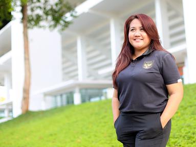 Psikolog Timnas Indonesia U-22 untuk SEA Games 2023, Laksmiari Saraswati berpose di depan fotografer setelah melakukan wawancara pada Jumat (9/6/2023). (Bola.com/Bagaskara Lazuardi)
