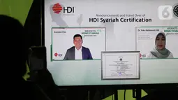 CEO & Chairman HDI Brandon Chia (kiri) saat menerima sertifikat syariah secara virtual dari Sekretaris Bidang Industri,Bisnis dan Ekonomi Syariah Badan Pelaksana Harian DSN-MUI Yuke Rachmawati di Jakarta (22/12/2021). (Liputan6.com/HO/Ading)