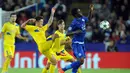 Pemain Porto, Otavio (kiri)  berebut bola dengan pemain Leicester City, Daniel Amartey pada pada lanjutan liga Champions grup G di Stadion King Power, Leicester, Rabu (28/9/2016) dini hari WIB. Leicester menang 1-0. (AP Photo/Rui Vieira)