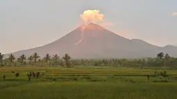 Gunung Semeru menyemburkan asap tipis terlihat dari desa Curah Kobokan di Lumajang, Jawa Timur, Rabu (8/12/2021).  Usai meletus pada Sabtu 4 Desember 2021, Gunung Semeru yang terletak di Lumajang tersebut berstatus level 2 waspada. (ADEK BERRY / AFP)