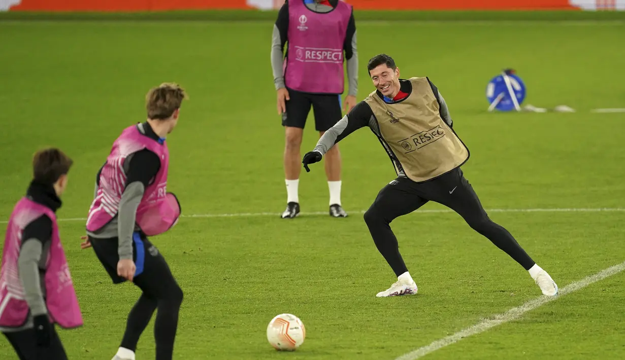 Para pemain Barcelona saat mengikuti sesi latihan tim di Old Trafford, Manchester, Inggris, Rabu 22 Februari 2023. Di leg pertama di Estadio Camp Nou, mereka ditahan imbang 2-2 Manchester United. (Martin Rickett/PA via AP)
