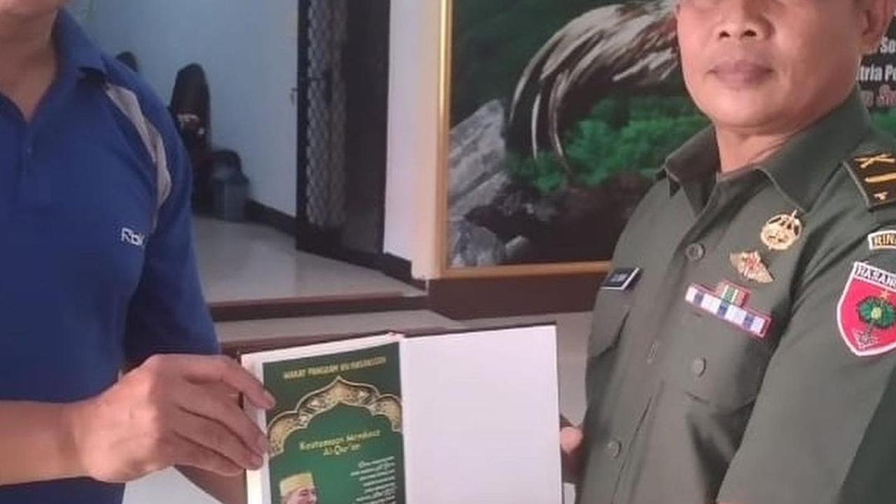 "Semoga dengan Al-Quran yang kita bagi2 ini para prajurit dan keluarga membacanya serta mengamalkannya," tulis Totok berharap pemberiannya dapat dimanfaatkan dengan baik.  <br>