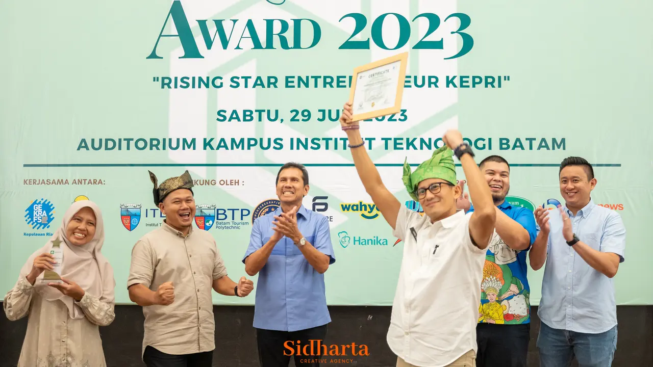 Menteri pariwisata dan ekonomi kreatif, Sandiaga Uno memberikan penghargaan kepada Hanika Baby Care. (Liputan6.com/ ist)