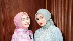 Penampilan berhijab Beby dan Caitlin langsung mencuri perhatian karena terlihat berbeda dari gaya mereka sehari-hari. Keduanya kompak mengenakan hijab yang dililitkan ke leher sambil menunjukkan gaun anggun mereka. Aura elegan mereka membuat para penggemar semakin tidak sabar menantikan film Setetes Embun Cinta Niyala di layar lebar. (Liputan6.com/IG/@caitlinhalderman)