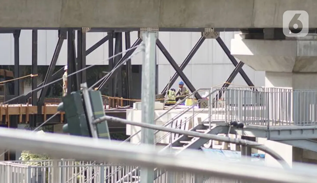 Pekerja menyelesaikan pembangunan proyek jembatan layang atau skybridge Stasiun MRT Asean-Halte Transjakarta CSW di kawasan Kebayoran Baru, Jakarta, Selasa (21/1/2020). (Liputan6.com/Immanuel Antonius)