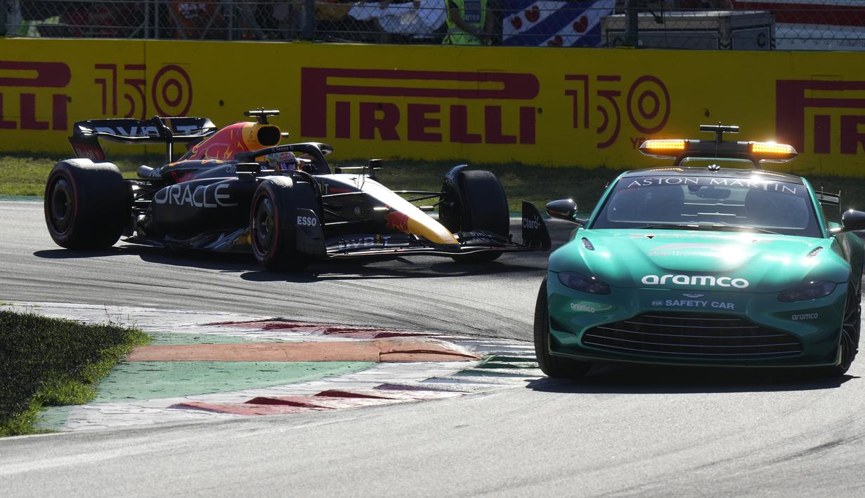 Saat balapan menyisakan lima lap lagi, safety car memasuki lintasan usai terjadi kendala mesin pada mobil McLaren yang diawaki Daniel Ricciardo. (AP/Luca Bruno)