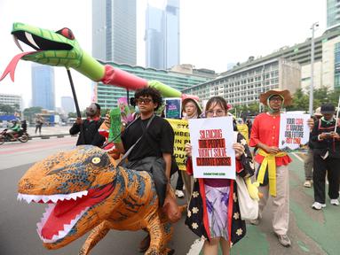 Aktivis lingkungan berunjuk rasa untuk menyerukan para pengambil kebijakan untuk segera mengambil tindakan guna mencegah krisis iklim global di Jakarta, pada Jumat 19 September 2025. (Kapanlagi.com/ Budy Santoso)